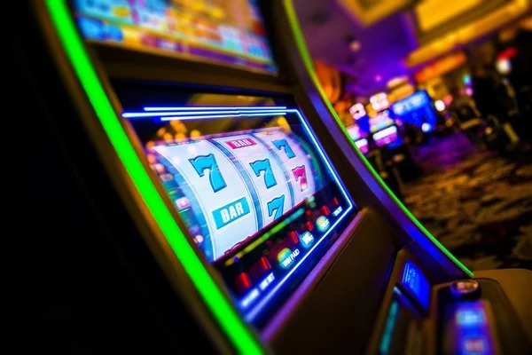 isitoto mobile app interface showing live-dealer tables and sportsbook options